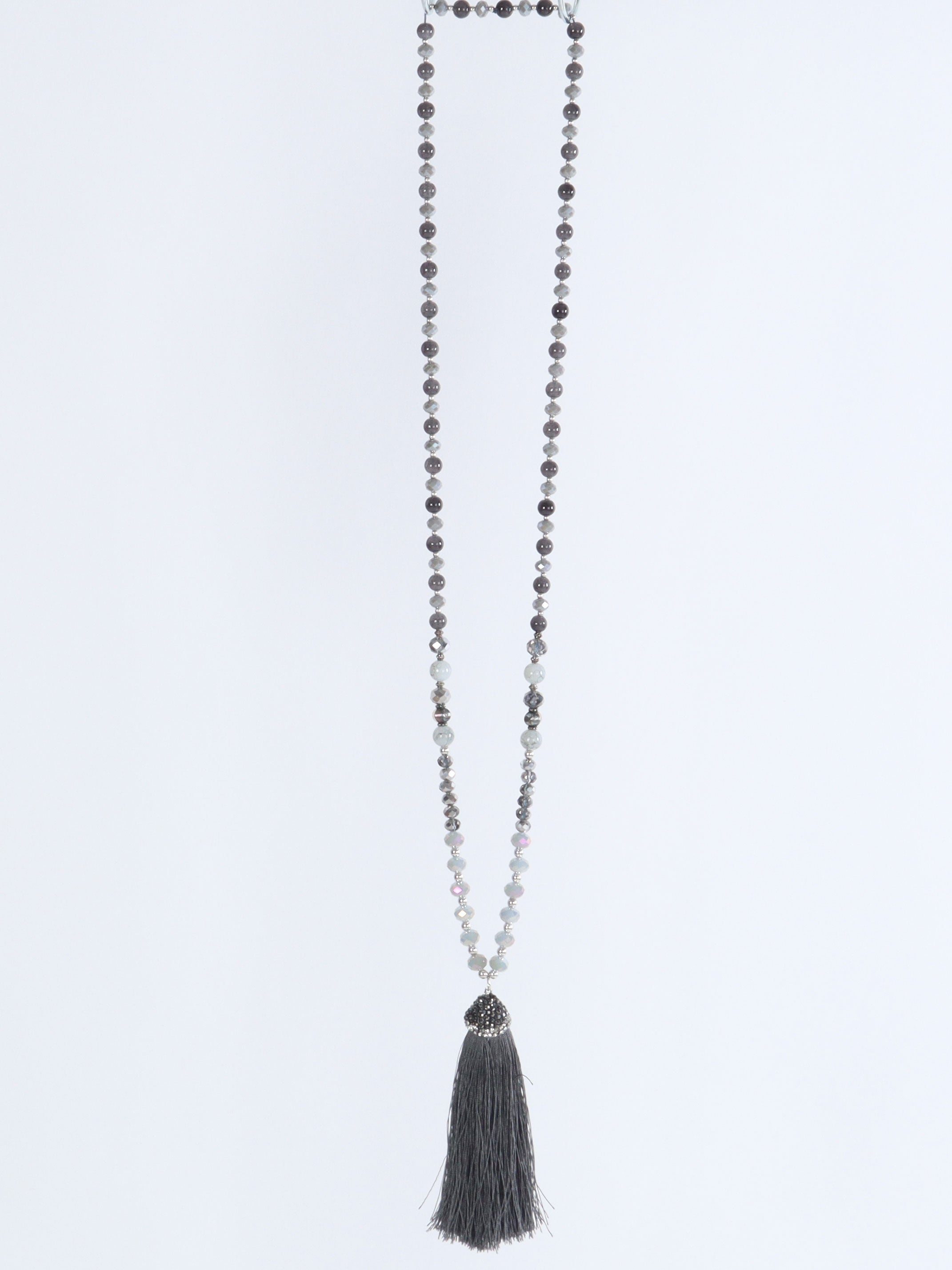 Ebba - Mörkgrått pärlhalsband med tofs